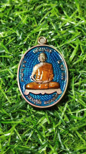 พระแท้ เจริญพรเต็มองค์ หลวงปู่จื่อพันธมุตโต เนื้อทองแดงผิวรุ้งลงยาพื้นฟ้าลงยาจีวร จัดสร้าง 200 เหรียญ