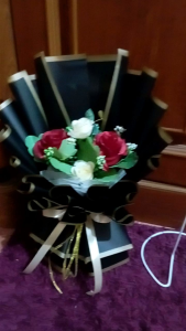 Buket Bunga Mawar palsu Cocok untuk Acara Wisuda/ Annyversari dan acara-acara lainnya