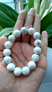 สร้อยข้อมือหินแท้ฮาว์ไลท์