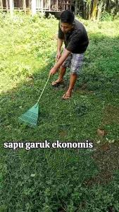 sapu taman plastik sapu garuk ukuran lebar 36cm lengkap gagang
