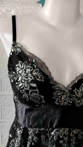 Size L (38-32-44") : เดรสสายเดี่ยว ผ้าโปร่งบาง ปักดิ้นเงินลายดอกไม้ ผูกโบว์หลัง สีดอกเดรส สีทอง คุณประกอบ ซิปข้าง ถูกถ้าวงล้าง รูปแบบ กระบวนการ USA