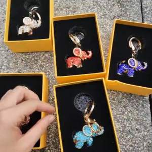 กุญแจ พวงกุญแจช้าง เม็ดคริสตัล พร้อมกล่องบุบล็อกสวยงาม เกรด A