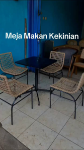 Meja Makan Hotel Cafe Resto 4 Kursi Besi Kombinasi Rotan Sintetis