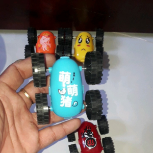 Một chiếc xe nhào lộn bằng nhựa chạy chớn kích thước 7cm x7 cm