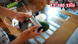 DỤNG CỤ LÀM NƯỚC ÉP DƯA HẤU