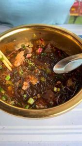 วุ้นเส้นเหนียวนุ่ม ทำจากมันเทศแท้ 100% 🥢✨ ✅ เหนียวนุ่ม ยืดได้ ไม่ขาดง่าย ✅ ทำจากมันเทศแท้ ไม่ฟอกขาว ปลอดภัยต่อสุขภาพ ✅ แช่น้ำนิดเดียวก็พร้อมใช้ ไม่ต้องแช่นาน ✅ เหมาะสำหรับทุกเมนู ทั้งก๋วยเตี๋ยว ต้มจืด หม้อไฟ ผัดไทย ผัดขี้เมา 📌 ราคา