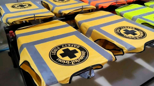 เสื้อกั๊กสะท้อนแสง สกรีน ปลอดภัยไว้ก่อน (Safety first) ผ้าโพลีเอสเตอร์ 100% พร้อมส่งจากไทย