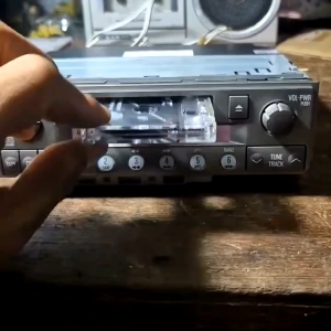 เครื่องเล่นเทป-วิทยุรถยนต์ ยุค 90s Fujitsu ติดมากับรถ Isuzu มือสองสภาพยังสวย ใช้งานได้ปกติทั้งเทปและวิทยุ เสียงดี