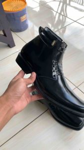 Sepatu Desain Modern Aleus: Boots Kulit Mengkilap