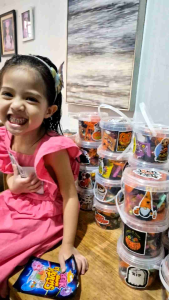 1pc Halloween bucket with chocolates and candies