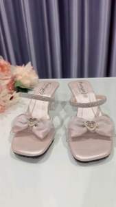 รองเท้าส้นแก้วสูง 2 นิ้ว แต่งโบว์สายเพชร รุ่นใหม่ล่าสุด