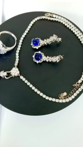 ชุดเซ็ทแหวนสร้อยคอต่างหูประดับพลอยไพลินทรงหลังเบี้ยเม็ดใหญ่ล้อมพลอยเพทายขาวดีไซน์วินเทจสุดหรู