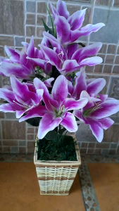 Bunga Artificial Kuntum Lili & Pot Anyam Rotan: Dekorasi Meja yang Cantik