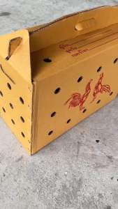 กล่องไก่ชน กล่องกระดาษใส่ไก่ชน เจาะรู กระดาษหนา มีหูหิ้ว ขนาด 25 x 60 x 40 ซม.