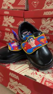 ADDA รองเท้านักเรียน เด็กอนุบาลชาย มีไฟกะพริบ รุ่น Superman รหัส 41A25