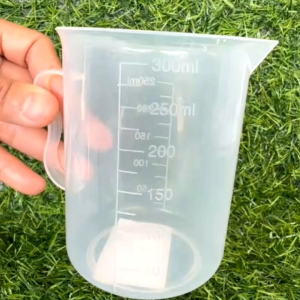 ถ้วยตวงปูย 300ml ของกระดูกแบบมีหูจับปักปรุง หรือปุ๋ย ทนกรดด่าง