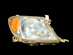 ไฟหน้า (ขวา)Toyota Vigo ปี04-08 แท้ถอด มือสอง(กรุณาตรวจสอบสินค้าไห้ดี ถ้าใม่แน่ใจให้แชทถามทางร้านก่อนสั่งสินค้า ทางร้านจะไม่รับคืนสินค้าในกรณี ไม่พอใจสินค้า หรือ สั่งสินค้าผิด ทางร้านไม่มีนโยบายคืนเงิน นอกจากสินค้าทางร้านเสียหาย) มีรอยมีตำหนิตามรูปภาพคับ