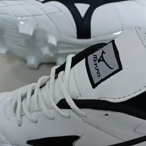sepatu bola Mizuno putih hitam outsol sudah di jahit keliling high quality