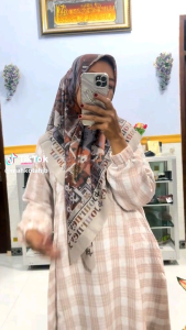 moca dress motif matterial crinkle terbaru by journeyscarves