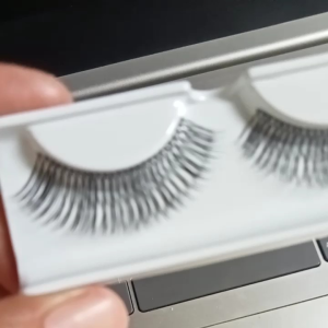 Bulumata Palsu: Dekorasi Acara dan Aksesoris Pernikahan