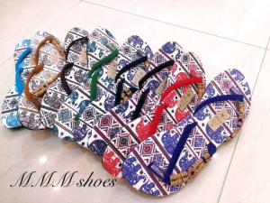 รองเท้าแตะเนื้อยาง ห่อผ้าลาย ไม่ลื่น **แบบสุ่มลายให้** หน้าเท้ากว้าง หูคีบเนื้อผ้า และหูคีบคาดทอง ลายผ้าน่ารัก พร้อมส่ง