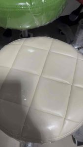 เก้าอี้ช่าง เก้าอี้ร้านเสริมสวย ล้อ ลาก หมุนได้ 360 องศา ทรงโมเดิร์น เบาะแบบหนา ขนาดใหญ่ ฐานกว้างถึง 63 เซนติเมตร เป็นไฮโดรลิคปรับสูง-ต่ำได้ หนังพีวีซีอย่างดีเนื้อละเอียด ทำความสะอาดง่าย ปรับความสูงได้ ต่ำสุด 48 ซม. สูงสุด 60 ซม. รับน้ำหนักได้สูงสุด 1