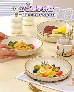 Đĩa nhựa viền vàng sang trọng