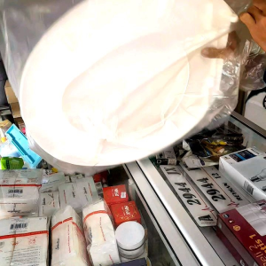 TUTUP CLOSET/TUTUP CLOSET DUDUK PVC TEBAL MODEL TOTO (TOILET SEAT AND COVER) UNIVERSAL PUTIH DAN ADA 6 VARIAN WARNA TINGGAL CEK DI VARIAN WARNA TUTUP CLOSET INI MEMPUNYAI BANTALAN KARET SEHINGGA TIDAK LICIN DAN TIDAK AKAN GOYANG SAAT DI GUNAKAN/ UNIVERSAL