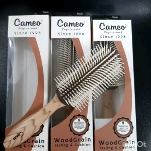 หวีแปรงเปียก คามิโอ้ cameo อย่างดี สำหรับช่างทำผม ด้ามจับมีน้ำหนัก สีครีม ทนทาน แปรงไดร์ผมเปียก แปรงเปียกไดร์ผม 9 แถว หวีเปียกใช้คู่กับไดร์เป่าผม คามิโอ cameo ด้ามสีครีม แปรงไดร์เปียก หวีแปรงผม