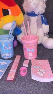 ชุดเครื่องเขียน ชุดดินสอ ไม้บรรทัด สมุด กบเหลาดินสอ ยางลบ พร้อมถังลายการ์ตูนน่ารัก ของขวัญ