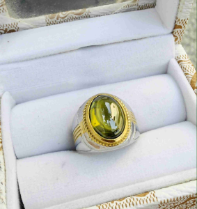 Cincin Batu Peridot Minimalis: Desain & Keindahan