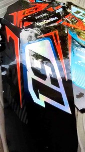 Desain Custom Motor CRF 450 dengan Sticker Kombinasi Oren & Hologram