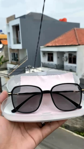 Kacamata Berubah Warna STYLE Kekinian Model Kotak Pemakaian Wanita Fashion Bisa COD