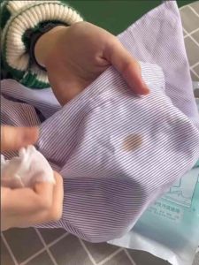 แผ่นเช็ดรอยเปื้อน ทำความสะอาดเสื้อผ้า-รองเท้า คราบมัน สกปรก เปียก 1-20 ห่อ ถูกกับเครื่องดื่ม