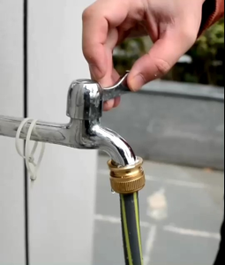 หัวฉีดแรงดันน้ำ 1 ชุดมี หัวฉีดแรงดัน 1 ชิ้น ข้อต่อ 2 ชิ้น ตัวล็อคสาย 1 ชิ้น เหมาะสำหรับติดตั้งสายยาง หัวฉีดปรับได้ 3 ระดับ  ติดตั้งง่าย ล้างได้ครบ หัวฉีดน้ำแรงๆ หัวปืนฉีดน้ำ หัวฉีดแรงดันน้ำ หัวฉีดน้ำแรงดันสูง จัดส่งเร็ว วัสดุแข็งแรง ทนทาน