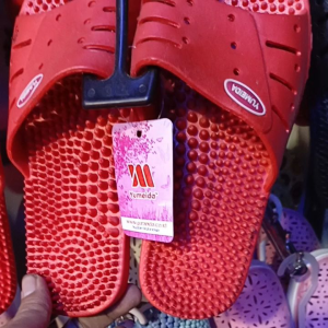 sandal slop wanita bahan karet nyaman di kaki