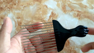 Lược thép chải bới tóc xoăn Châu Phi siêu đẹp cho nam.