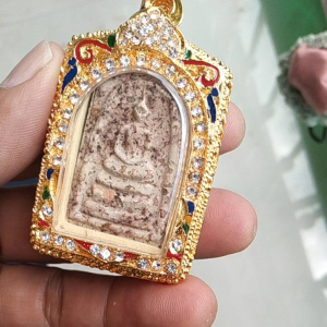 พระสมเด็จบางขุนพรหม ผสมผงกรุเก่า รูปลักษณ์ด้วยเลี่ยมกรอบ รับประกันพระแท้ พร้อมส่งออกและดำเนินการใหม่