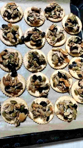 แครกเกอร์ธัญพืช กรุบกรอบตัวแครกเกอร์ทานคู่กับธัญพืชลงตัวสุด กรอบทานคู่กันเพิ่มความอร่อยยิ่งขึ้น ธัญพืชจะมีความหอมหวานจากน้ำผึ้งเล็กน้อย1กระปุกมี8ชิ้น