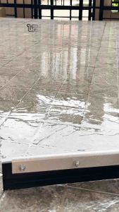 ไม้รีดน้ำ ด้ามเหล็กหุ้มเรียบสีเทายาว 120 เซน. ไม้ไล่น้ำที่ปาดน้ำ ไม้กวาดไล่น้ำ