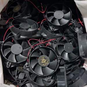100 cái quạt fan 8 12V 8x8x2.5cm