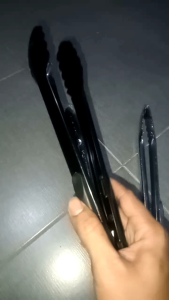 Capitan gorengan hitam / penjepit kue hitam