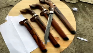 Pamor Damaskus: Pisau Dapur Daging Badik Khas Bugis & Sarung Kayu Pilihan