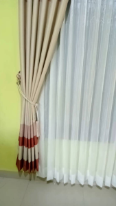 Gorden Ruang Tamu Kombinasi: Tips Memilih Gorden Blackout Motif Merah Krem