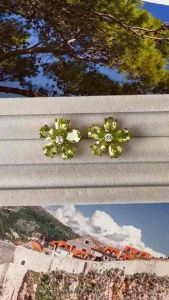 ต่างหูพลอย Peridot สีเขียวอ่อนละมุนทรงดอกไม้ ตัดกับประกายระยิบระยับของ White Topaz