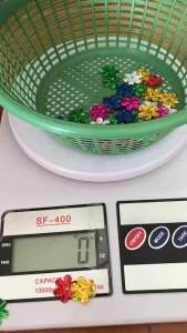 เลื่อมดอกไม้ คละสี/สีนวล/สีเขียว มีดิส (20กรัม ประมาณ 300 กว่าชิ้น)