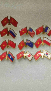 Huy hiệu cờ đôi huy hiệu cờ hữu nghị Việt Nam - Mỹ Pháp Trung quốc Nhật bản Hàn Quốc pin cài áo quà tặng Vietnam.