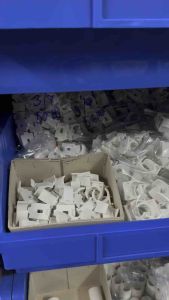 ท้องการเคลื่อนที่: ท่อน้ำไทย PVC คลิปจับท่อพีวีซีก้ามปู สีขาว อุปกรณ์ข้อต่อท่อร้อยสายไฟ ขนาด 3/8" (3 หุน) 1/2" (4 หุน) 3/4" (6 หุน) 1นิ้ว