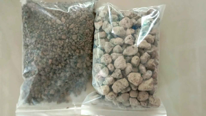 หินภูเขาไฟอินโดหรือหินพัมมิส Pumice แบ่งบรรจุน้ำหนัก 250-300 กรัมต่อถุง นำเข้ามาจากประเทศอินโดนีเซีย (LOMBOK)