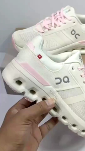 Sepatu Running Premium Wanita: On CloudRunner 2